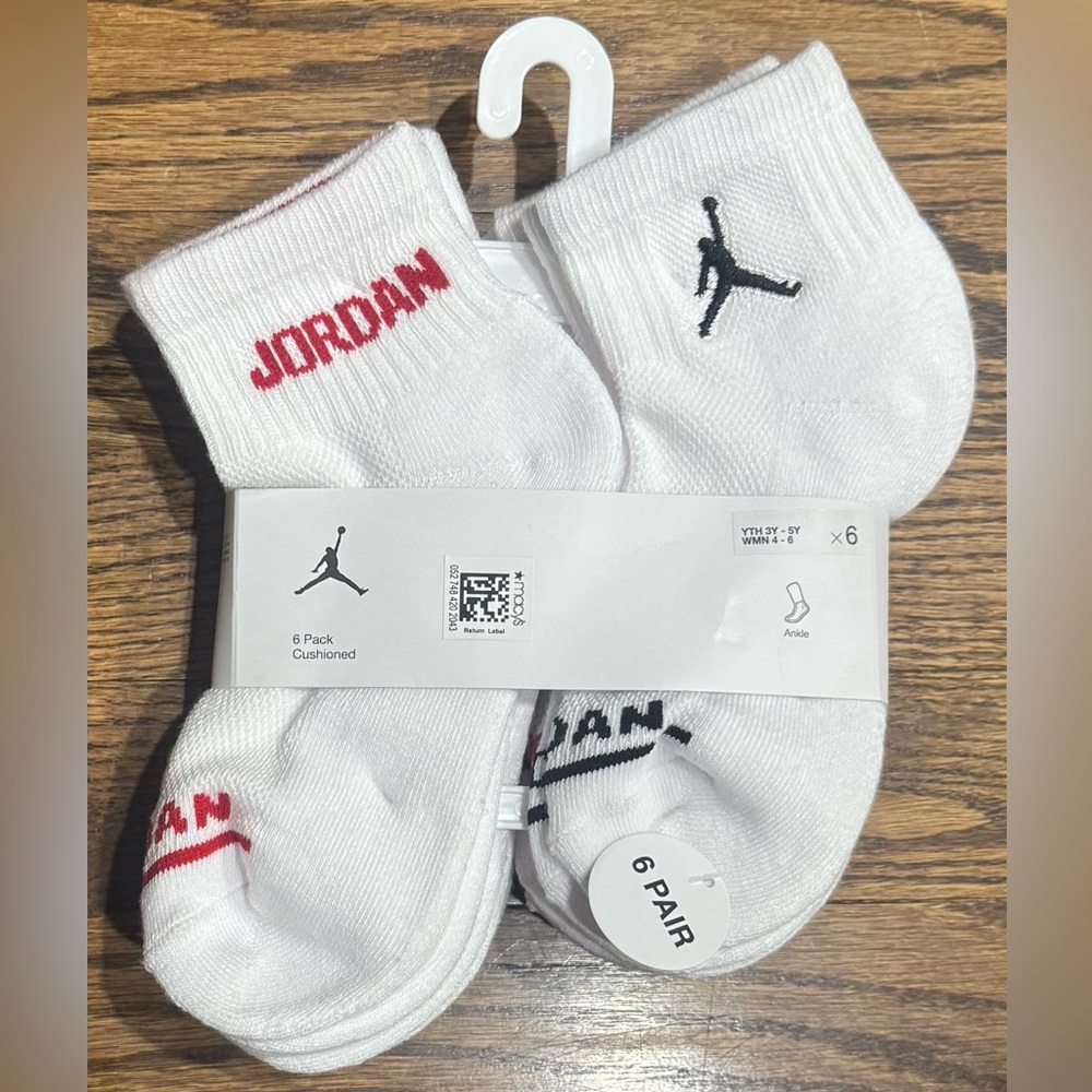 NWT boys Jordan 6-pack quarter socks in white, sock size 7-9, fits shoe 3Y-5Y